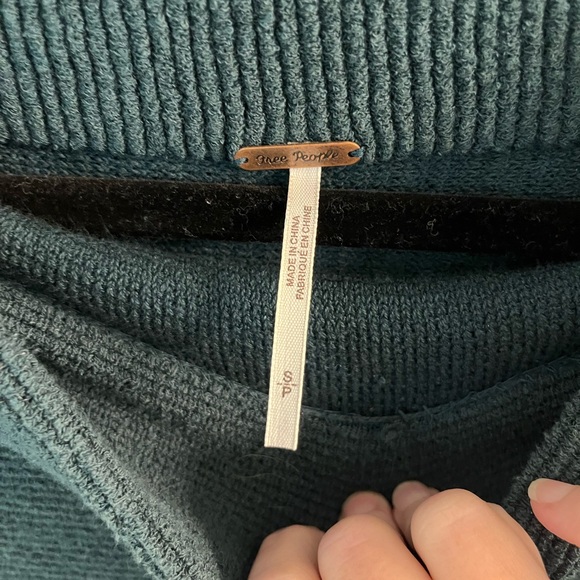 Elegant Forest Green Women's Sweater - Picture 3 of 4